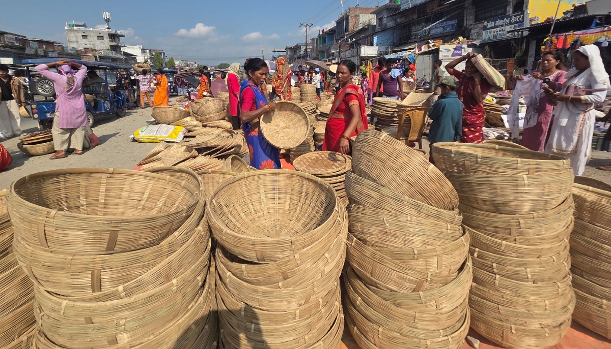 छठ नजिकिँदै बाँसका चोयाका सामग्रीको व्यापारमा चहलपहल