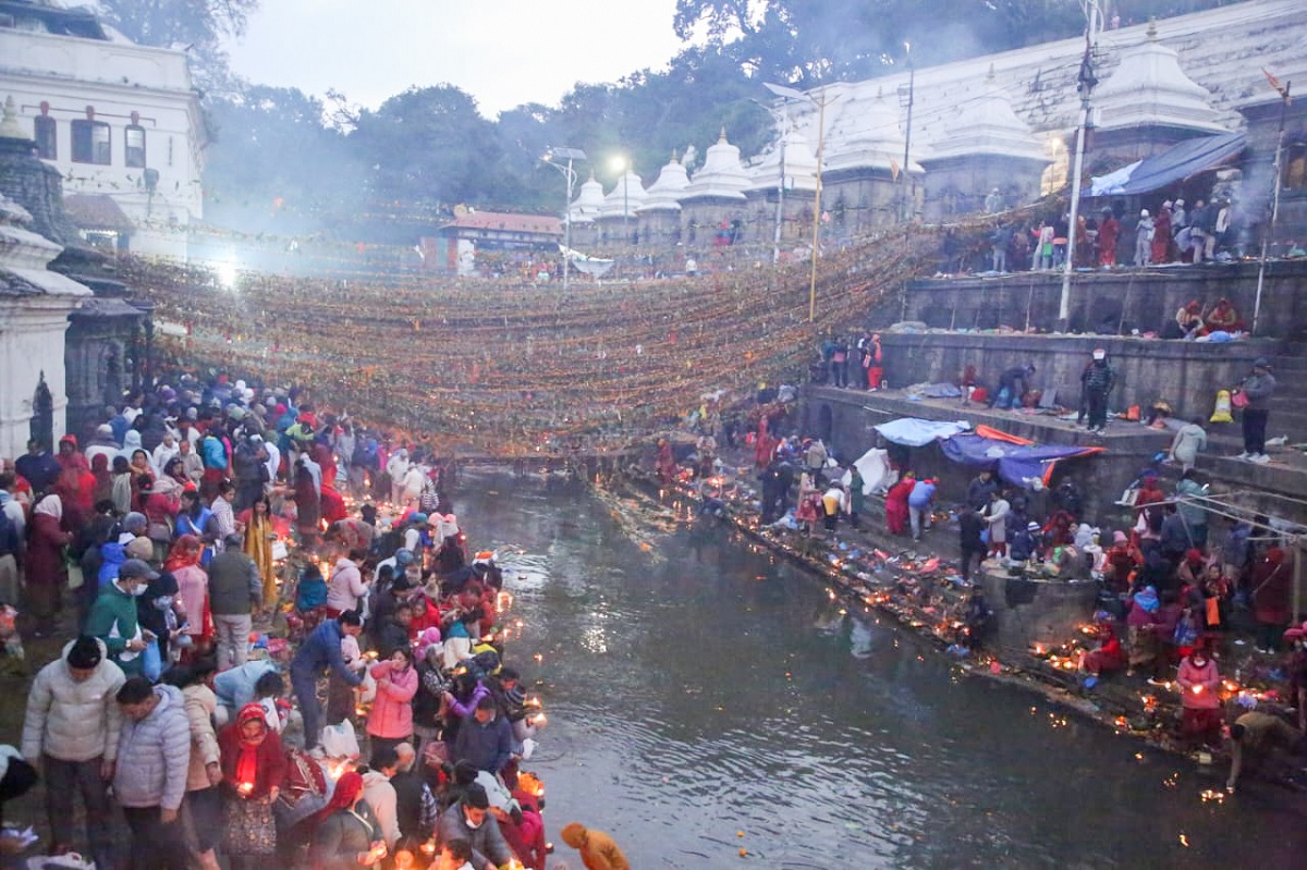 पशुपतिनाथ मन्दिर परिसरमा शतबीज छर्दै भक्तजनहरु (तस्विरहरु)