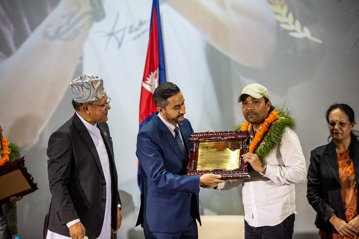 कलाकारकारलाई चलचित्र विकास बोर्डको सांस्कृतिक रुपान्तरण पुरस्कार(तस्विरहरु)