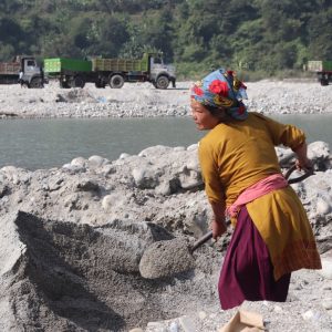 ‘त्रिशूलीको किनारमा बालुवा चाल्नेहरू . . .’