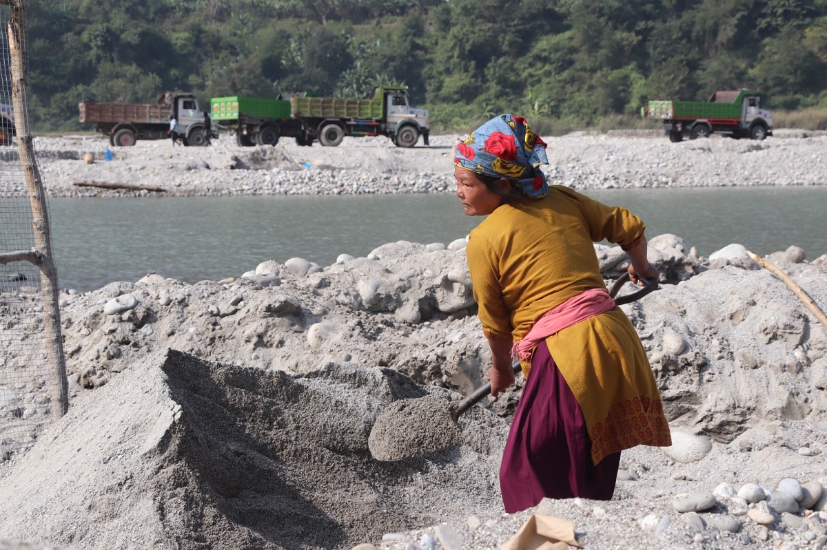 ‘त्रिशूलीको किनारमा बालुवा चाल्नेहरू . . .’