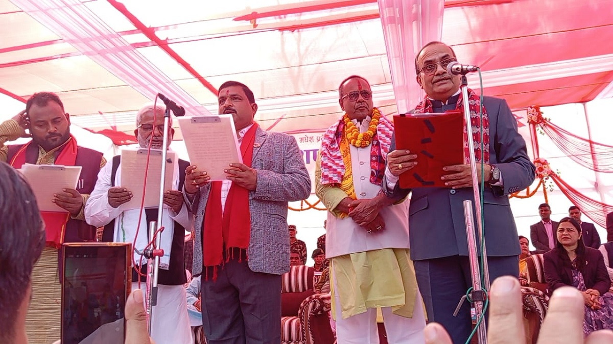 मधेश प्रदेशमा कृष्णा यादवसहित तीन मन्त्रीद्वारा पद तथा गोपनीयताको लिए शपथ