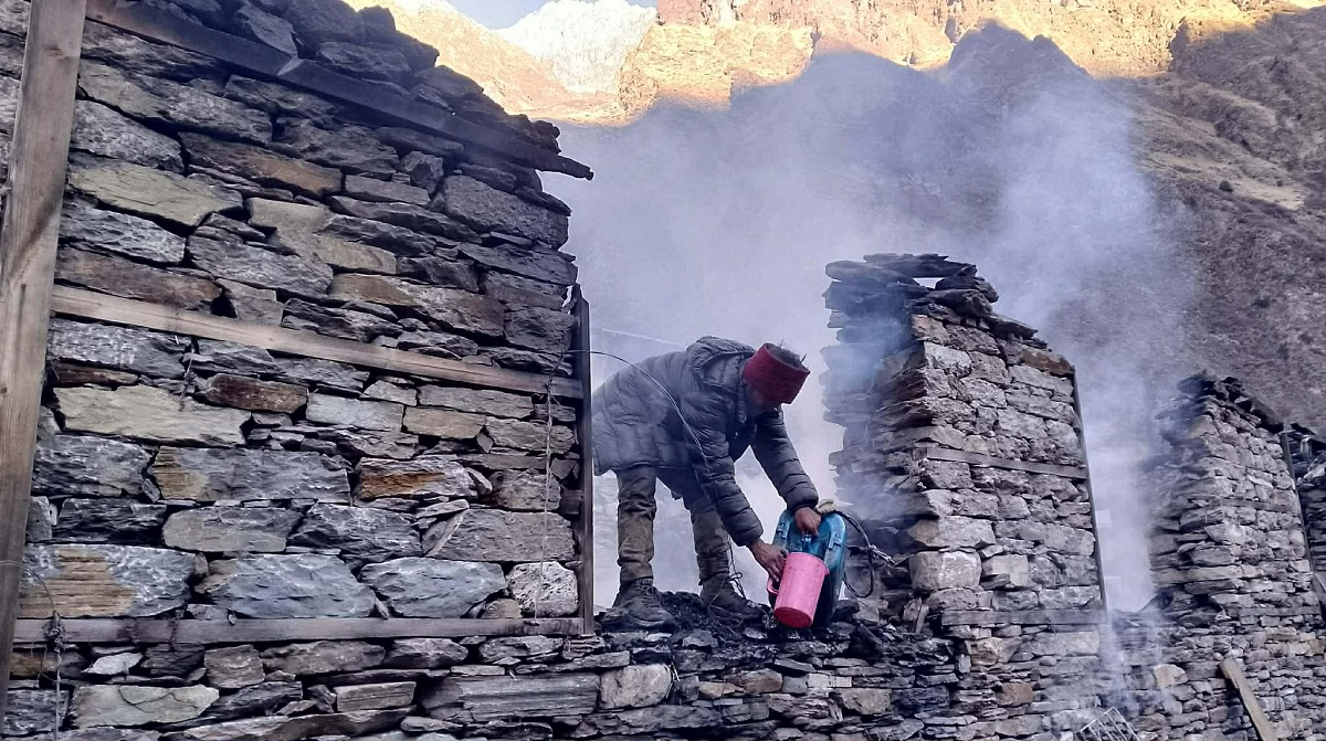 गोरखाको छेकम्पारमा आगलागी हुँदा स्थानीय घाइते