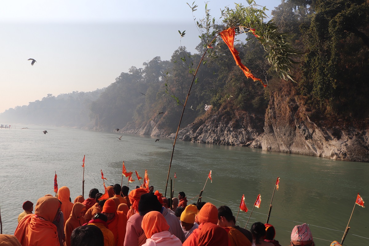 बाँसको लिङ्गो ठड्याउँदै देवघाटमा माघेसङ्क्रान्ति मेलाको शुभारम्भ